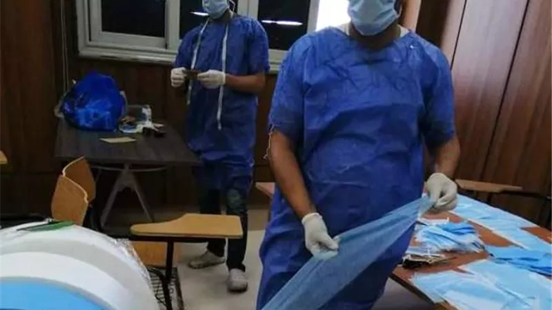رئيس جامعة حلوان: إنتاج الكمامات الطبية بمستشفى بدر الجامعى لتحقيق الاكتفاء الذاتى .. بالصور