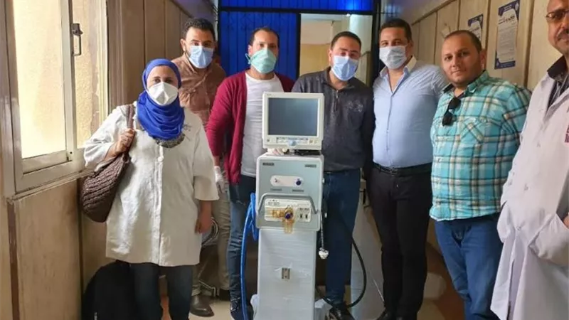 مستشفى الصدر بالزقازيق يتسلم جهاز تنفس صناعيا تبرعا من طبيبين