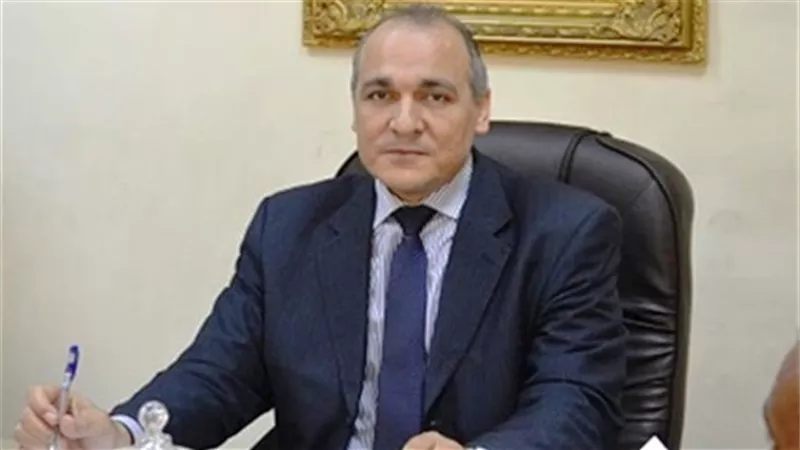 عطيه يوجه بسرعة صرف المستحقات المالية للعاملين بالقاهرة الجديدة.. ويشيد بنقابة المعلمين