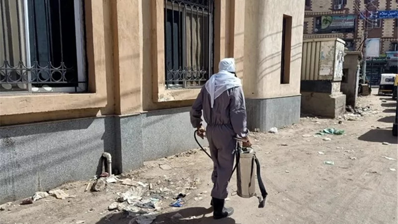 فريق جمعية الهلال الأحمر يشارك فى تعقيم مستشفي الصدر بالزقازيق