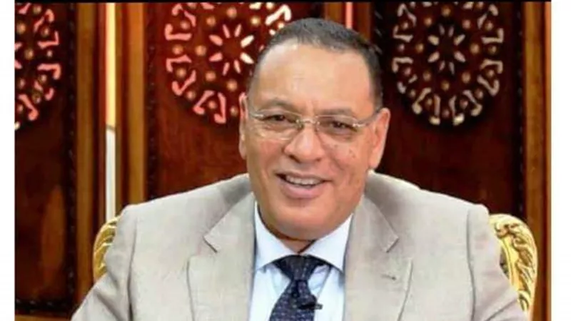 محافظ الشرقية يُتابع أعمال الرصف الجارية بشارع عمر شاهين