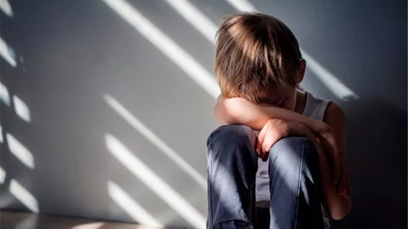 كيف تتعامل معهم ...علامات التوحد عند الاطفال