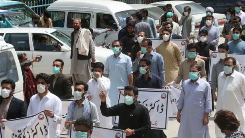 كورونا يتسبب فى اشتباكات بين الشرطة الباكستانية والاطباء