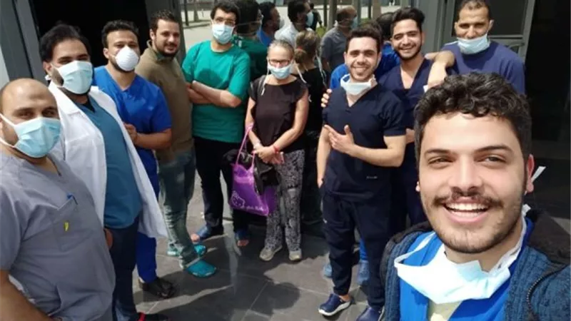 ايطالية تحتفل بتعافيها من كورونا مع جنود الجيش الأبيض بمستشفى أبوخليفة للحجر الصحي صور