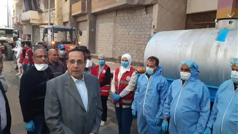 بالصور والفيديو.. شوشة يشارك في مبادرة تعقيم وتطهير شوارع العريش