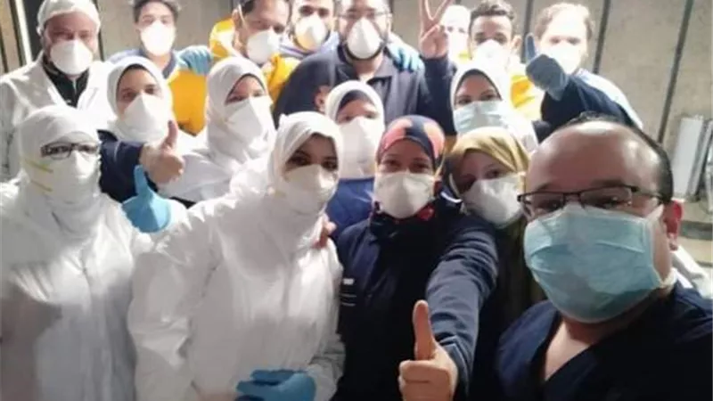 دكتور عماد عطا يبعث برساله امل لأهالي المصابين بكورونا من داخل مستشفي العزل بقها ....صور