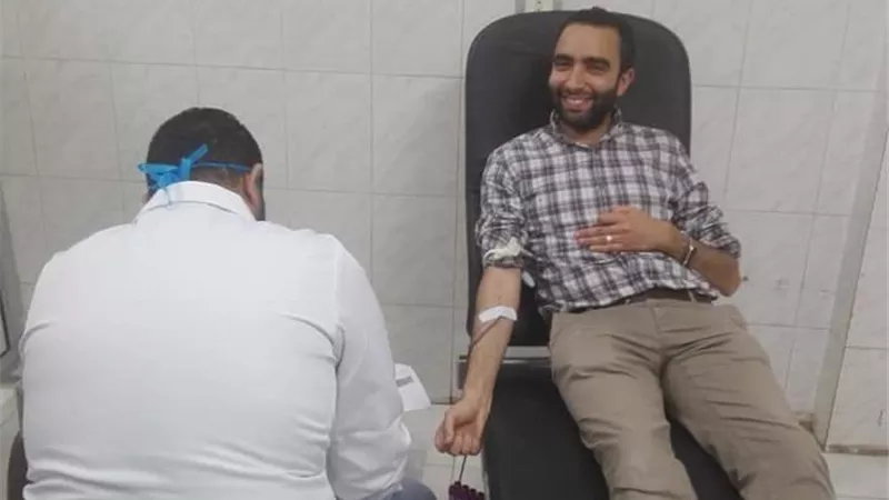 موظفو التأمين الصحي بالغربية يتبرعون بالدم لسد النقص