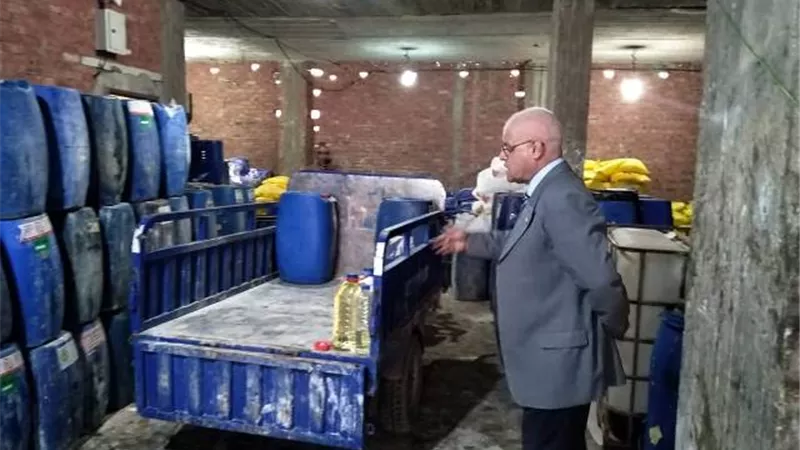 محافظ القاهرة يغلق مصنع لتصنيع المواد الكيماوية والمطهرات بدون ترخيص بالمعادى الجديده