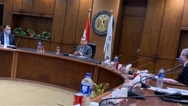 وزير البترول يتابع توافر المنتجات البترولية بكل أنواعها فى السوق المحلى