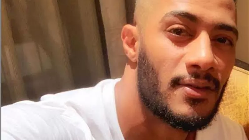 ببدلة بيضاء .. محمد رمضان يمازح جمهوره