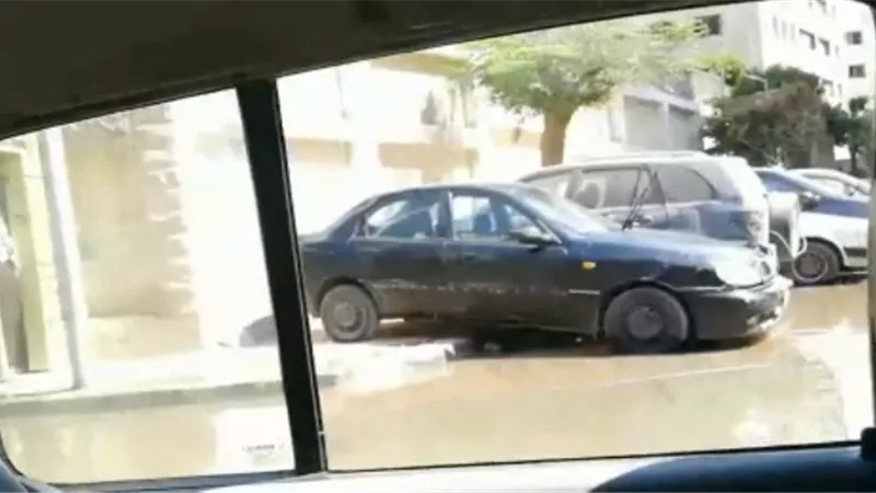 بالفيديو .. مقر حى عين شمس والمستشفى الملاصق له يغرقان فى المجارى