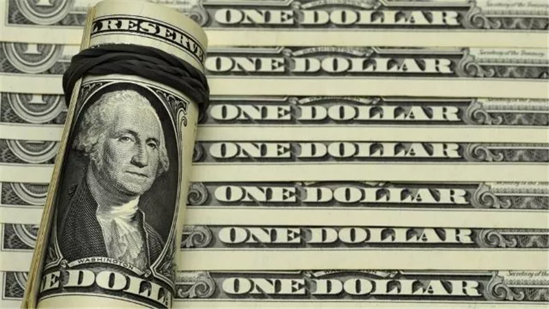 الدولار يرتفع مع عودة المخاوف بشأن الفيروس