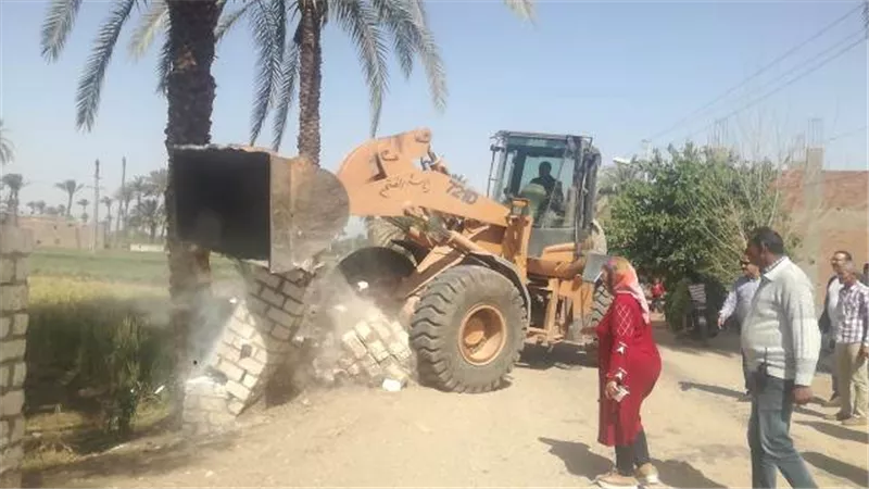 إزالة مخالفات بناء وتعديات على أرض زراعية بحي شرق أسيوط ومركز الفتح