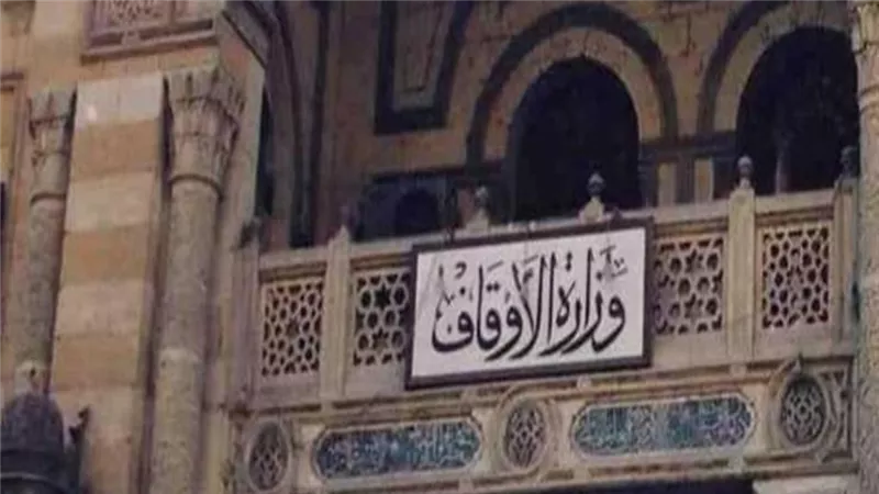 خصم شهرين من بدلات إمام بالجيزة .. وتهديده بالفصل