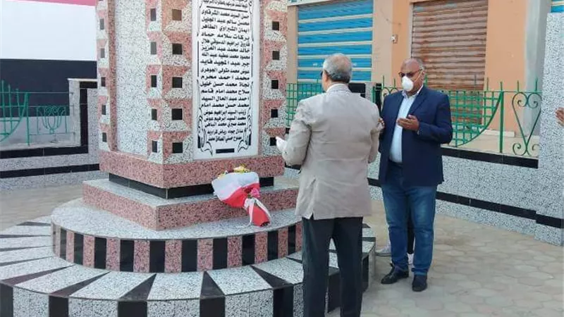 الصناديلى يضع اكليل من الزهورعلى النصب التذكاري لشهداء مدرسة بحر البقر