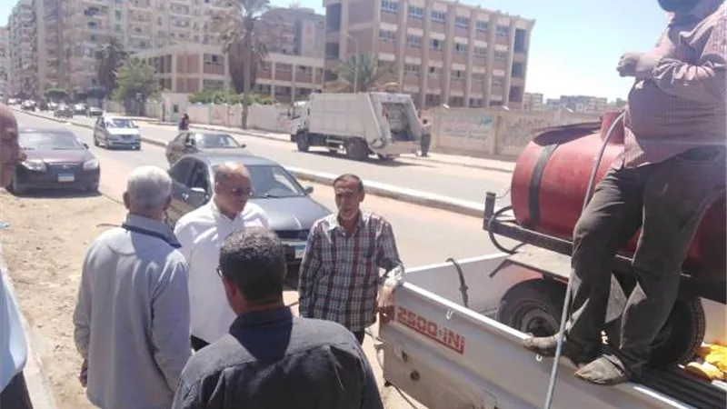 نائب السويس يتابع تطهير منزل مصابة بكورونا ويطمئن على اسرتها