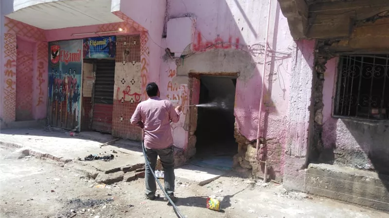نائب السويس يتابع اعمال تطهير منزل السيدة المصابة بكورونا ويطمن على اسرتها