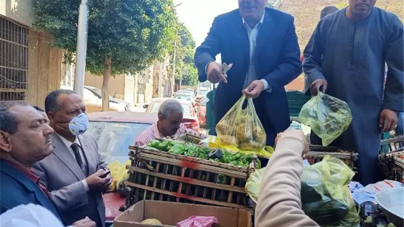محافظ أسيوط :منافذ متنقلة لبيع منتجات مبادرة مزراعنا لأهالينا