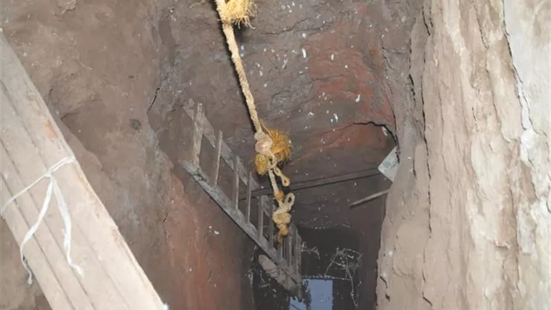 العثور على جدار أثرى و مزراب مياه بمنزل عامل بقنا.. صور