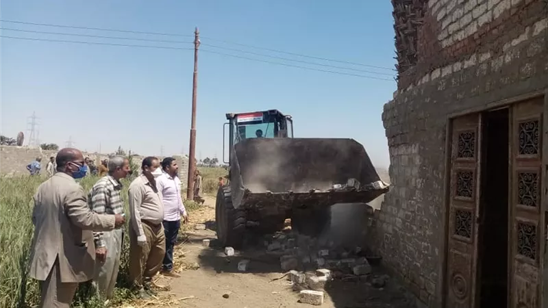 إزالة 14 حالة بناء مخالف بحملة مكبرة بمركز أسيوط