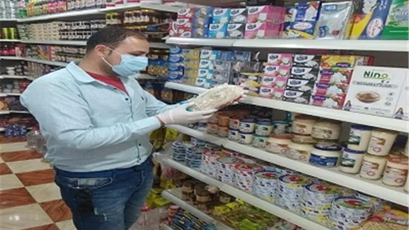 صحة جنوب سيناء تضبط أغذية منتهية الصلاحية وتحرر محاضر صحية