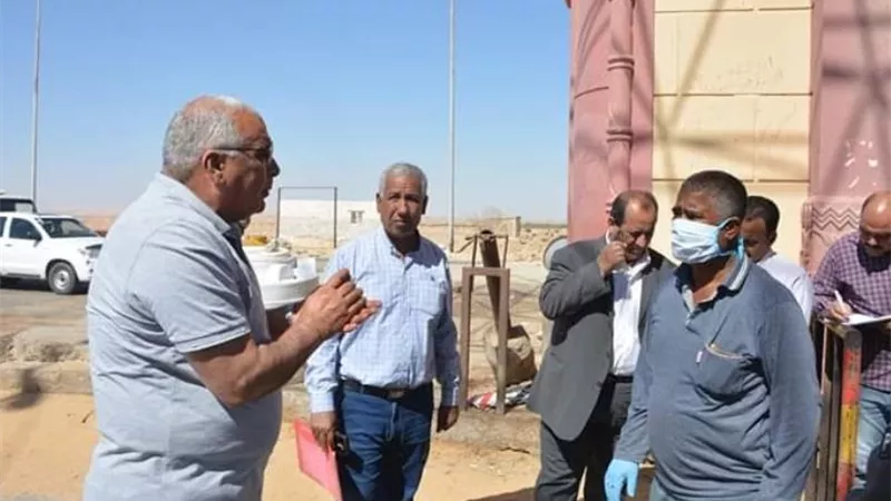 محافظ الوادي الجديد يتفقد بوابات العاصمة لتطهير السيارات والكشف على المواطنين