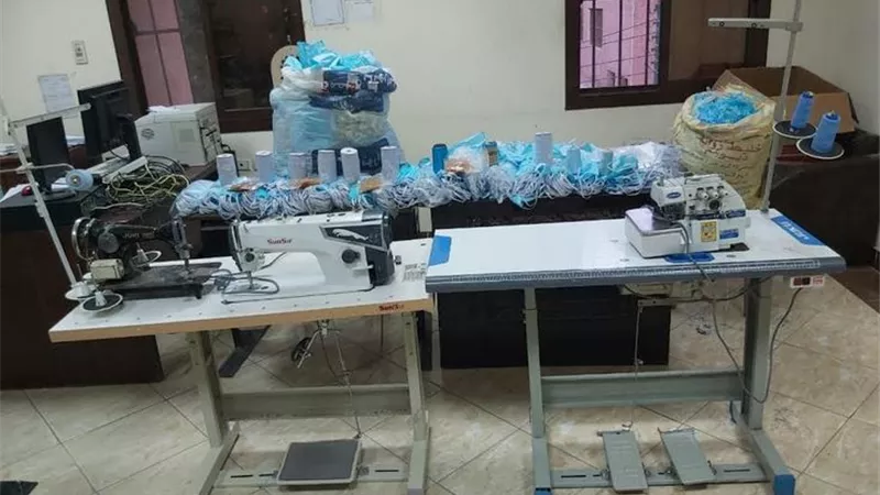 ضبط مصنع لإنتاج كمامات طبية غير مطابقة للمواصفات داخل منزل بمركز البداري بأسيوط