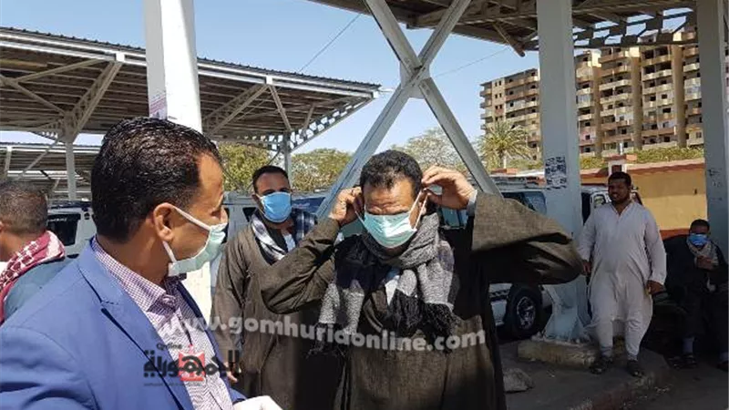 شباب المصريين الأحرار بأسيوط يوزعون كمامات على المواطنين بموقف نزلة عبداللاه