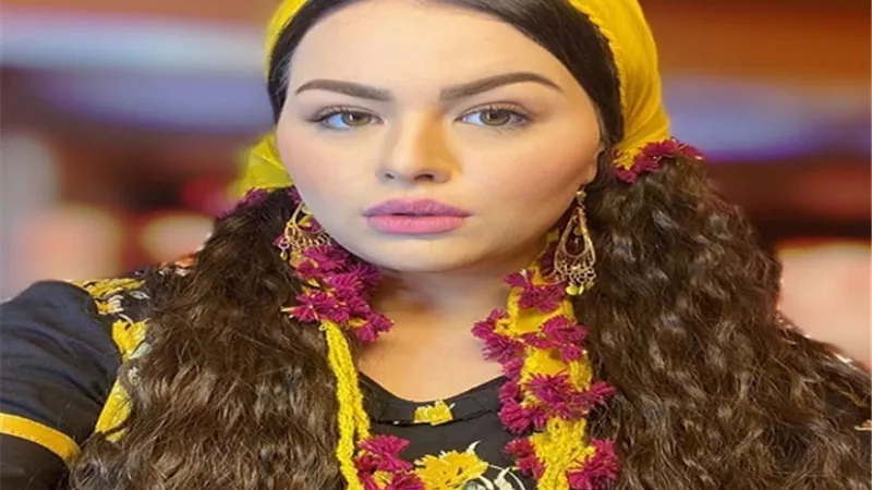 هنادى مهنى بمنديل شعبى فى كواليس 