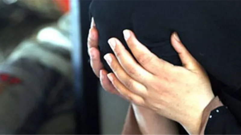 شاهد..يضرب أمه العجوز بوحشية والسبب صادم