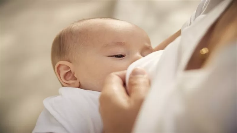أطباء يبحثون عن علاج فيروس كورونا بحليب الثدي البشري