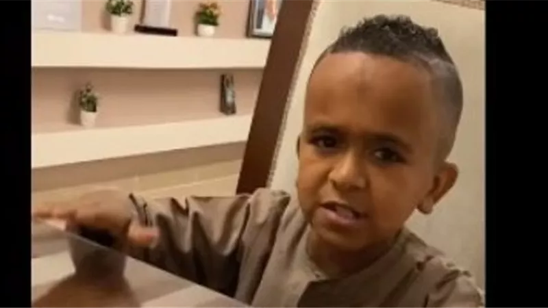 نجم الأهلي يتواصل مع طفل أسوان الذي غني لكورونا