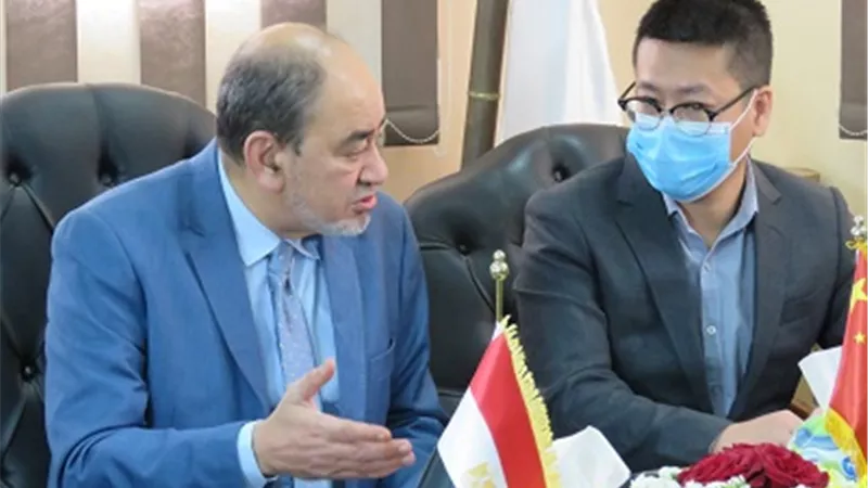 السفير الصيني يفتتح مصنعاً لإنتاج الكمامات بطاقة 1.7 مليون قطعة يومياً