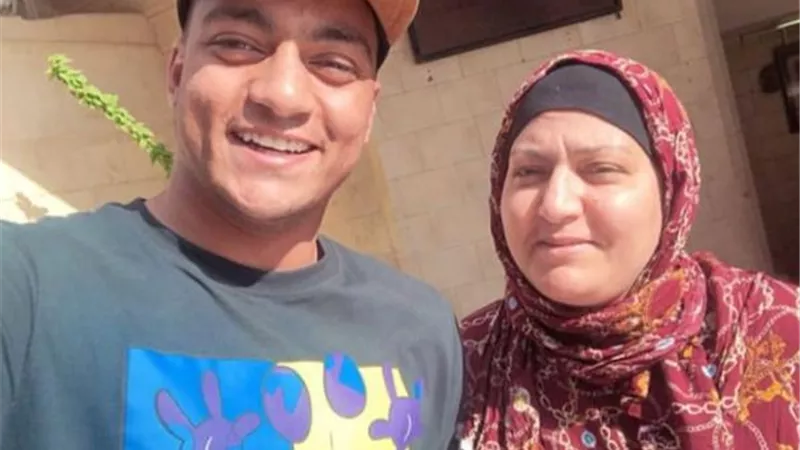 نجم الزمالك ينشر صورة مع والدته ويعلق: حمد الله على سلامتك يا أغلى حاجة في حياتي