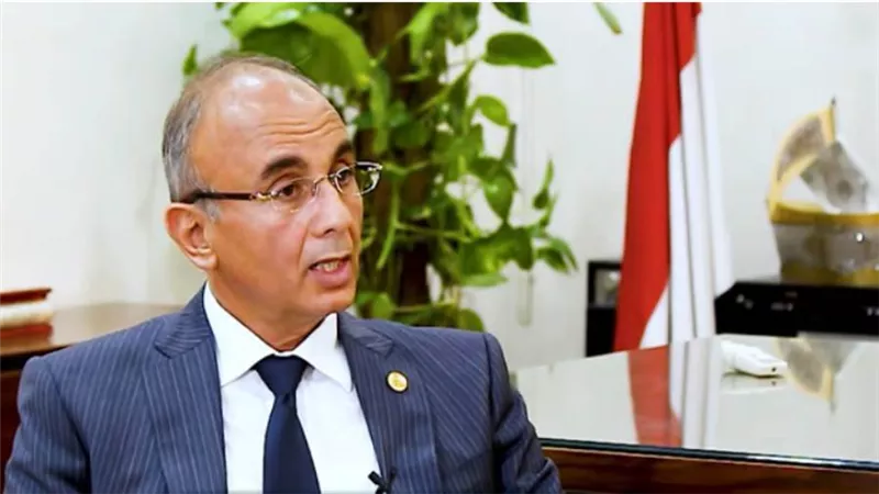 رئيس جامعة الزقازيق يشيد بجهود الاطباء وهيئة التمريض والعاملين بالقطاع الطبى