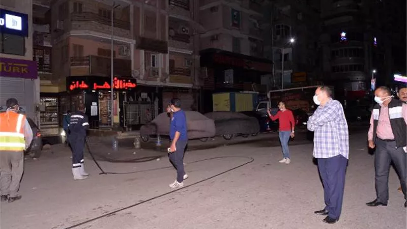 محافظ أسيوط يقود حملة ليلية لرش وتطهير شوارع وميادين حى شرق وغرب