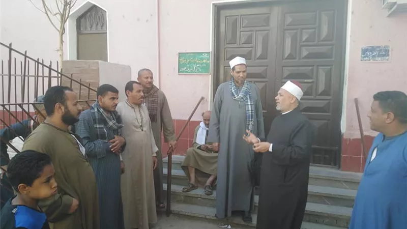 وكيل أوقاف أسيوط يحاور المواطنين لتوضيح أسباب غلق المساجد