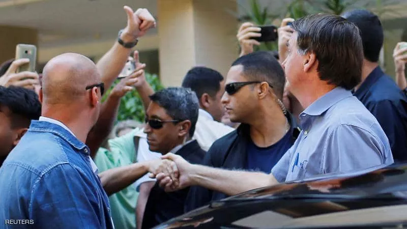 يصافح ويحتضن المواطنين ...عاصفة انتقادات تواجه رئيس البرازيل بسبب كورونا