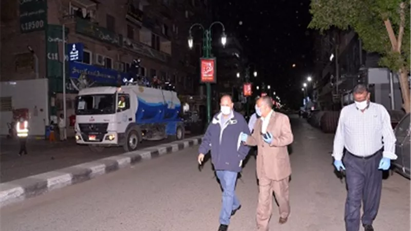 محافظ أسيوط يترأس حملة مسائية لرش وتطهير شوارع وميادين حى شرق وغرب