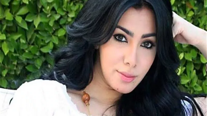 هجوم شرس من معجب على الفنانة ميرهان حسين