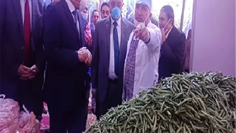 محافظ الجيزة يحذر بائعى السلع ببولاق الدكرور بعدم المغالاه فى الأسعار