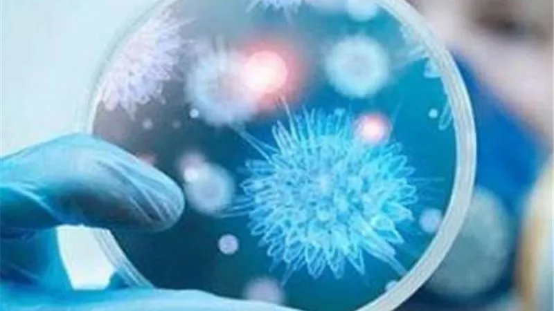 شاهد ... عمره 75 عام ويركض حافي القدمين لتشجيع شعبه على البقاء في المنزل