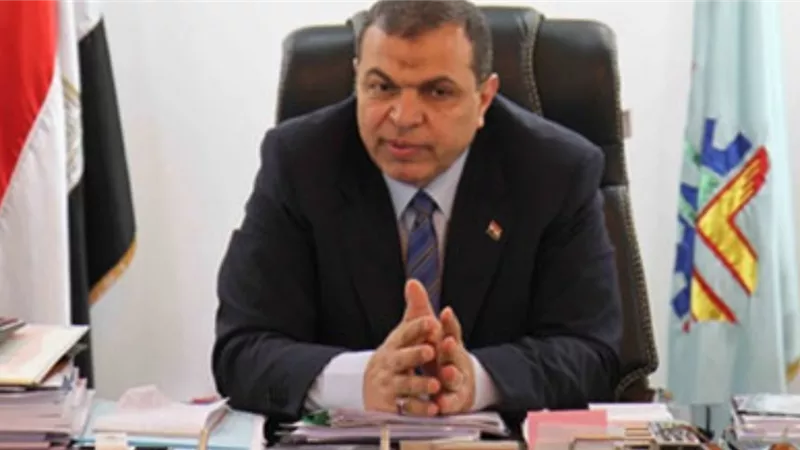 وزير القوي العاملة : العمل بمكاتب البريد حتي الخامسة لتوزيع منحة الـ 500 جنيه للعمال