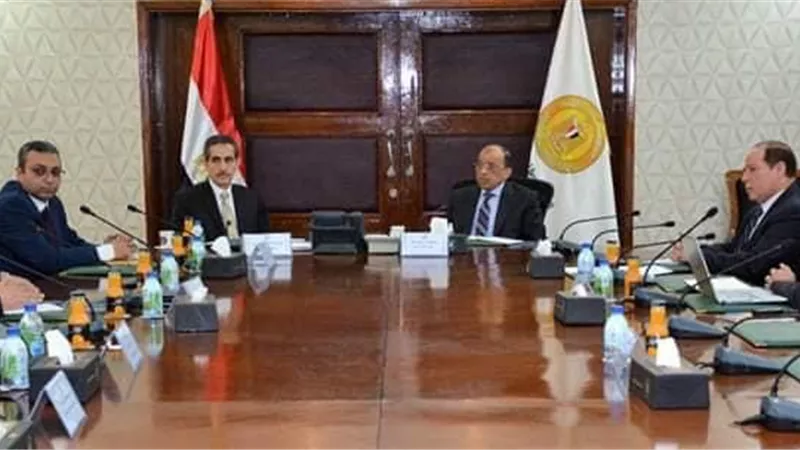 وزير التنمية المحلية يعقد اجتماعا مع محافظ الغربية ونائبه بمقر الوزارة