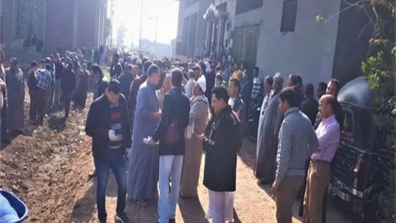 نجل طبيبة «شبرا البهو» يكشف الساعات الصعبة قبل الدفن .. حطموا زجاج سيارة الإسعاف.. فيديو