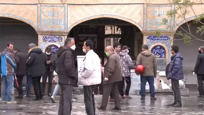 إيران تستأنف الأنشطة الاقتصادية منخفضة المخاطر