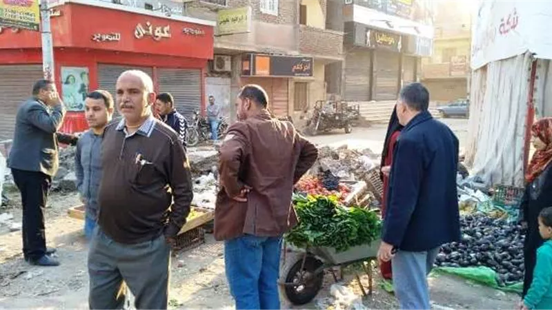 حملة لفض تجمعات الباعة الجائلين والتأكد من غلق المحلات فى ديرب نجم.. بالصور