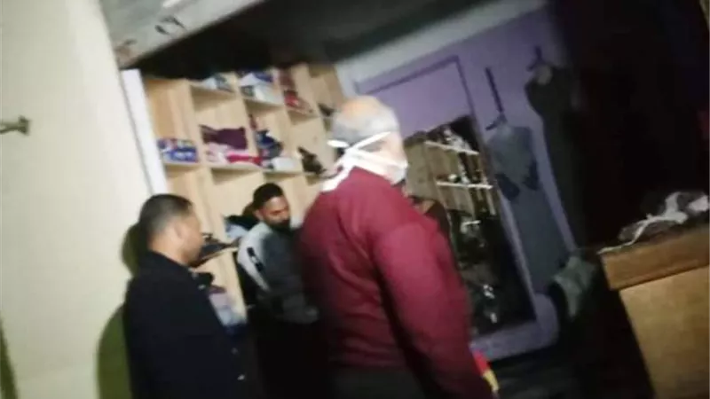 رئيس مدينة الحسينية يغلق مدشة لبيع الأعلاف ومحل ملابس فى قريتين.. بالصور
