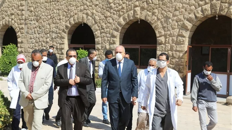 محافظ قنا يتابع إجراءات مواجهة فيروس كورونا بمستشفى الحميات والصدر.. بالصور