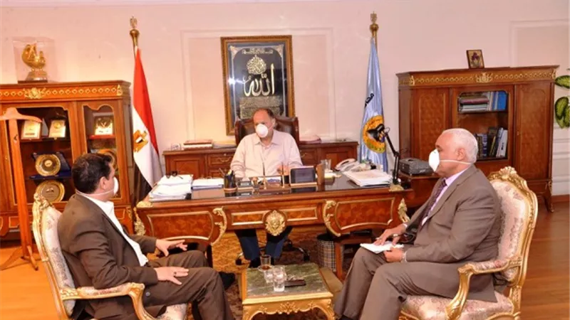 محافظ أسيوط يعلن عن تجهيز 213 مقر ومنفذ لصرف 500جنيه العمالة غير المنتظمة.. بالصور